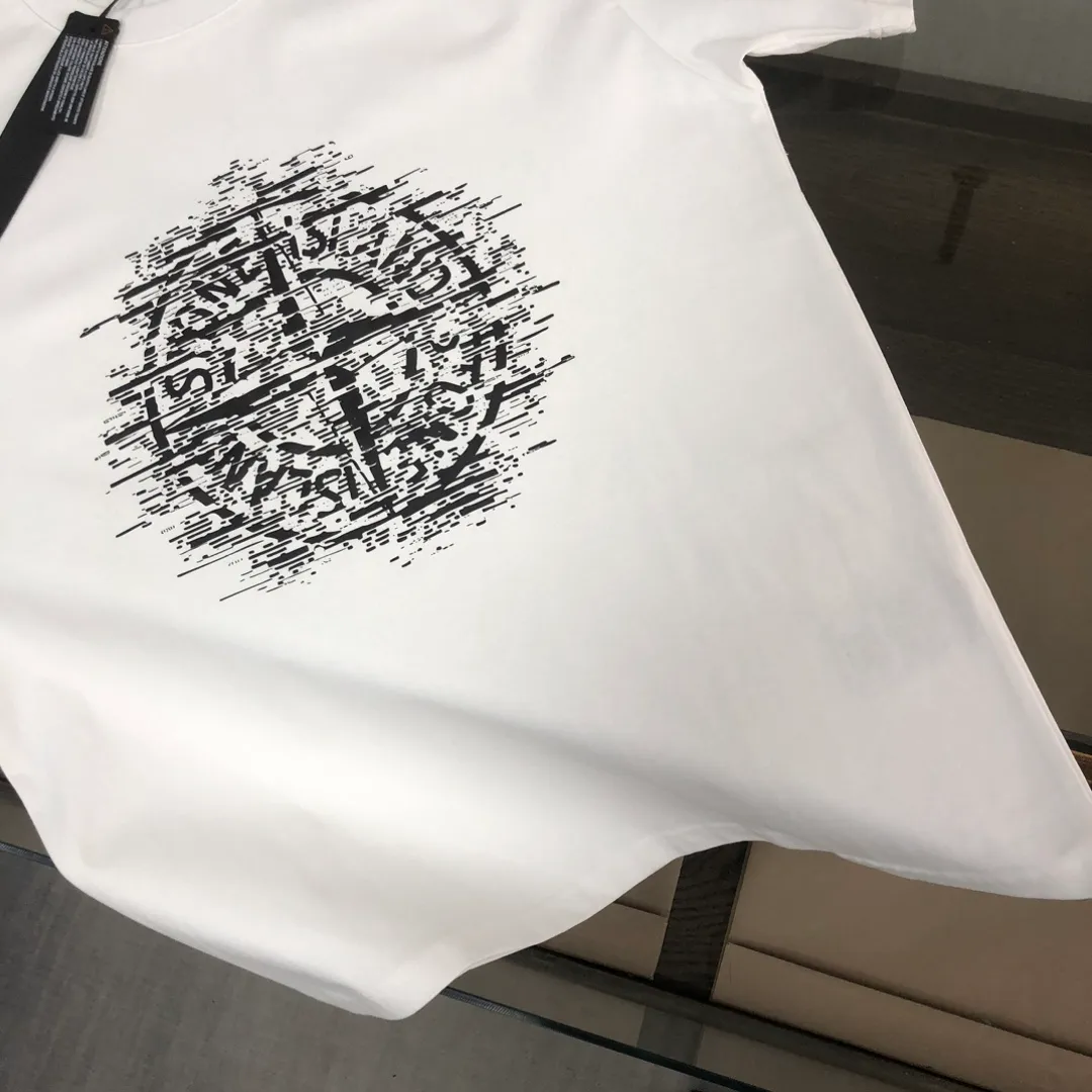 P180 Stone Island 2025 latest T-shirt, couple style ~ Original order, fashionable and casual short T-shirt, specially made of customized cotton fabric ~ Cotton T-shirt ~ Pre-washed to prevent deformation and shrinkage problem, more comfortable and breathable on the body ~ All available from stock ~ Unique design style, trendy must-have item, complete with three standards 👍 Color: black/white Size: S M L XL (larger version, please indicate your height and weight when placing an order)